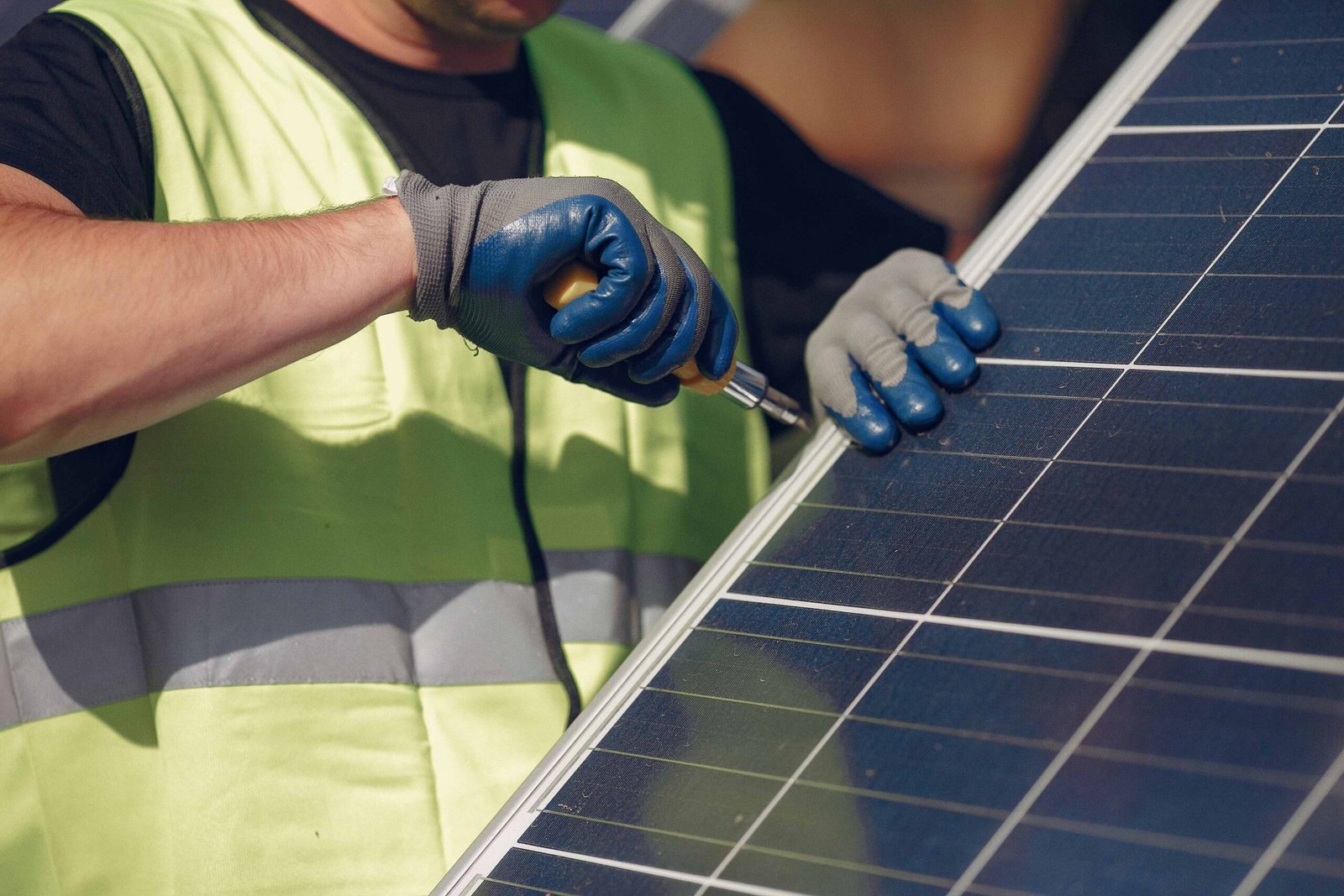 Professional technician installing solar panels for residential solar system in Los Gatos – CalPacific Power.